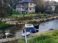 NESVAKIDAŠNJI SLUČAJ U TRAVNIKU: Automobil završio u rijeci Lašvi (FOTO)