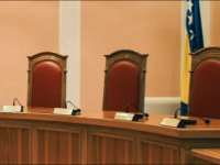 I NIJE PITANJE MOŽE LI NEGO HOĆE LI: Ustavni sud BiH može oboriti Schmidtovu odluku; Visoki predstavnik nije iznad...