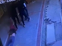UZNEMIRUJUĆI SNIMAK IZ NOVOG PAZARA: Mladića brutalno pretukli, pa ga vukli po zemlji (VIDEO)