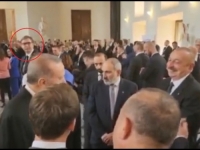 NE MOŽEŠ DA SE DRUŽIŠ SA NAMA!: Urnebesan snimak iz Praga, Vučić usamljen stoji i gleda u mobitel dok svjetski lideri pored njega ugodno časkaju (VIDEO)