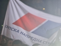 DA LI JE ZVANIČNI BEOGRAD STAO IZA REDOVA OPOZICIJE: Zastava Vučićevog SNS-a na protestima u Banja Luci (VIDEO)