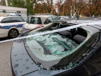 PRETUKLI 64-GODIŠNJAKA:  Rukama i tupim predmetima razbili više stakala, privedena trojica osumnjičenih...