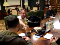 TREĆI PUT U KIJEVU: Sean Penn poklonio 'Oscara' Volodimiru Zelenskom (VIDEO)