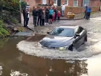 'OKUPACIJA' U JEDNOM SNIMKU: BMW pokušao proći kroz 'lokvu', nije se dobro proveo (VIDEO)