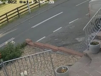 NADZORNA KAMERA ZABILJEŽILA ŠOKANTAN SUDAR: Pogledajte trenutak u kojem je nadrogirani vozač kombija pregazio bračni par na motoru (VIDEO)