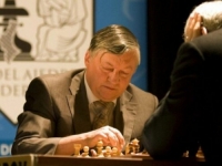 ZADOBIO TEŠKE POVREDE GLAVE: Slavni ruski šahovski velemajstor Anatolij Karpov završio u komi
