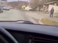 UZNEMIRUJUĆI SNIMAK SA KOSOVA: Srbin namjerno automobilom udara prolaznika i sve to snima (VIDEO)