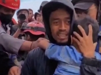 ČUDO U INDONEZIJI: Dječak preživio dva dana pod ruševinama, spasio ga madrac (FOTO)