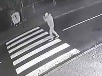 UZNEMIRIJUĆI SNIMAK NADZORNE KAMERE: Automobil na pješačkom prelazu u Brčkom pregazio pješaka (VIDEO)