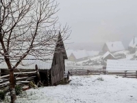 KO SE BOJI ZIME JOŠ: Na planinama u Bosni i Hercegovini pada snijeg (FOTO)