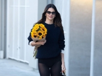 DAMA SA SUNCOKRETIMA: Kendall Jenner šetala bez hlača i pokrenula raspravu na društvenim mrežama (FOTO)