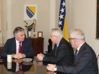 KOMŠIĆ SE SASTAO SA AMERIČKIM AMBASADOROM: Razgovarano o apelaciji Ustavnom sudu zbog Schmidtovih odluka