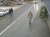 STRAVIČAN SNIMAK S LICA MJESTA: Automobilom uletio u prodavnicu, vatrogasci ga izvlačili…