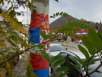 NA KOSOVU SE DIJELE ZASTAVE SRBIJE: Na banderama i objektima plakati sa natpisom 'Ovo je Srbija' (FOTO + VIDEO)