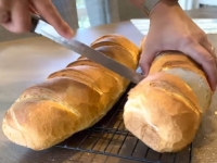 VAŽNO JE DA HRSKA: Za tren oka napravite kruh kao iz pekare i iznenadite ukućane… (VIDEO)