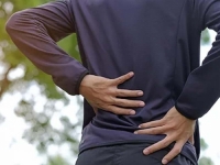 MOŽE BITI OPASNO: Ukoliko vas često bole leđa i imate ove simptome, odmah krenite kod doktora…
