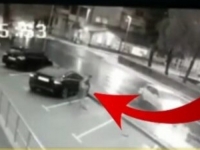 JEZIV PRIZOR: Kamere snimile kada je automobil pokosio pješaka na ulici (VIDEO)