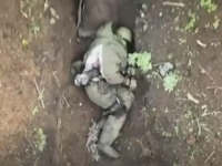 NEVJEROVATAN VIDEO SA UKRAJINSKOG RATIŠTA: Ruskom vojniku dronom ubacili granatu u rov, pogledajte njegovu reakciju (VIDEO)