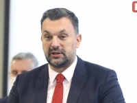 KONAKOVIĆU TREBA PROVJERITI I ĐAČKU KNJIŽICU: Matematika mu nije jača strana, prije tri dana je tvrdio da 'Trojka' ima 12-13 bošnjačkih delegata, a danas...