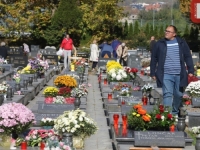 'SB' NA SARAJEVSKIM GROBLJIMA: Katolici danas obilježavaju praznik Svi sveti (FOTO)