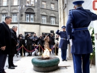 VJEČNO GORI 'VJEČNA VATRA': Komšić i Bećirović položili vijence i odali počast palim borcima u centru Sarajeva, stigao i Izetbegović... (FOTO)
