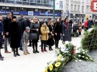 'SB' NA ODAVANJU POČASTI: Položeno cvijeće na spomen-obilježju ubijenoj djeci opkoljenog Sarajeva (FOTO)