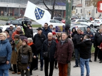 'SB' NA SKUPU GRAĐANA ISPRED PARLAMENTA BiH: 'Ne damo državu, mi ćemo istrajati' (FOTO)