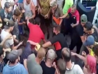 BIJESNA RULJA ŽIVOG SPALILA PJEVAČA: Sada je njih 49 osuđeno na smrtnu kaznu!