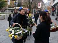 IZENENAĐENJE NA ULICAMA STAROG GRADA: Građanima i gostima Sarajeva dijeljene ruže u bojama zastave Bosne i Hercegovine