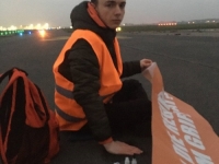 NEVJEROVATNO: Klimatski aktivisti zalijepili se za pistu na aerodromu u Berlinu, svoj protest prenosili uživo (FOTO, VIDEO)