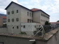 ZAPOSLENIK KPZ-a MOSTAR IZGLEDA IMA I DODATNO ZANIMANJE: Kod zatvorskog čuvara iz Širokog Brijega pronađeni droga, vage i oružje