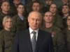 KAŽE DA NIKADA NEĆE POKLEKNUTI: Putin čestitao Novu godinu okružen vojnicima (VIDEO)