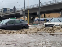 NEVJEROVATNI PRIZORI IZ SVETOG GRADA: Jake poplave pogodile Mekku, automobili 'plovili' ulicama (VIDEO)