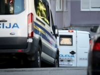 FILMSKI SCENARIJ: Bez vozačke dozvole na motoru bježao policiji pa se zabio u policijsku maricu