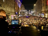 'SB' NA LICU MJESTA: Počeo javni doček Nove godine u Sarajevu, hiljade posjetilaca u iščekivanju 'Dubioze kolektiv' (FOTO)