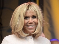 JEDNOSTAVNO I ELEGANTNO: Brigitte Macron u  svevremenskom modelu kaputa u posjeti SAD-u (FOTO)