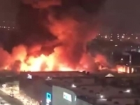 STRAVIČNI PRIZORI U PREDGRAĐU MOSKVE: Eksplozije, požar, ljudi u panici bježe prema parkiralištu (FOTO, VIDEO)