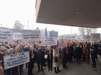 PROTESTI I U TUZLI: Više od 1.000 zdravstvenih radnika traži isplatu 1.080 KM i najavljuju generalni štrajk