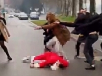 NEVJEROVATNI PRIZORI IZ SUSJEDSTSVA: Brutalno pretučen mladić obučen u Djeda Mraza, nije poznata težina povreda (FOTO)