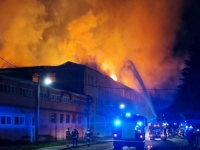 APOKALIPTIČNI PRIZORI IZ SUSJEDSTVA: Borba vatrogasaca s vatrenom stihijom, u potpunosti izgorjeli krov i potkrovlje... (VIDEO)