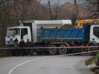 POČELO UKLANJANJE BARIKADA NA SJEVERU KOSOVA: Sklonjene prepreke...