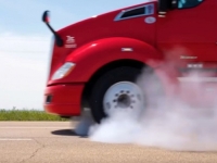 U SLUČAJU HAVARIJE: Pogledajte kako će reagirati samovozeći kamion na eksploziju gume (VIDEO)
