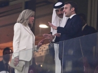 VJERNA SVOM STILU: Brigitte Macron bila na finalu SP-a u bijelom, a elegantno odijelo začinila glamuroznim dodatkom (FOTO)