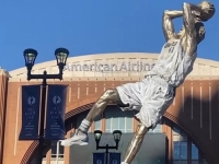 JEDAN OD NAJBOLJIH EVROPSKIH KOŠARKAŠA IKADA: Otkriven kip u čast Dirka Nowitzkog, pogledajte šta se događalo ispred dvorane...