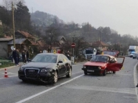 SAOBRAĆAJNA NESREĆA U BiH: Dvije osobe povrijeđene u sudaru Golfa i Audija