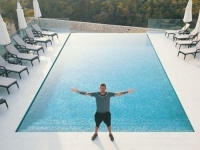 GOSTILI SE I NOĆILI U LUKSUZNOM HOTELU DEJANA LOVRENA: Pobjegli kroz sporedni izlaz,  a evo kako je završila avantura dvojice muškaraca