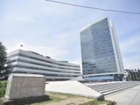 DOBILA USLOVNU KAZNU: Sarajka sporazumno priznala da je nasrnula na policajca ispred zgrade institucija BiH