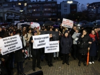 ZATRAŽENE I OSTAVKE ZVANIČNIKA: Žene na ulicama Prištine nakon ubistva trudnice