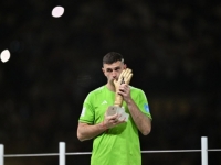 PRIMITIVIZMOM NA PRIMITIVIZAM: Golman Argentine objasnio zašto je Zlatnu rukavicu stavio na međunožje