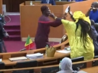 RAZMJENA UDARACA I UVREDA: Tokom prezentacije budžeta u senegalskom parlamentu došlo do tuče kada je parlamentarac ošamario kolegicu (VIDEO)
